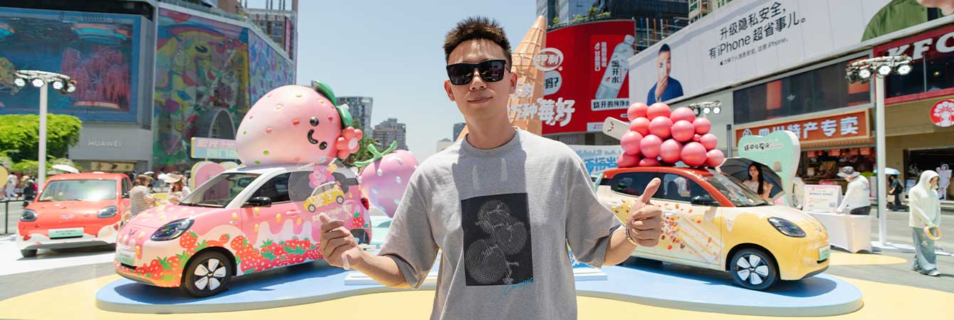 宏光MINI EV × 伊利牧场跨界联动，四门版车型亮相现场！